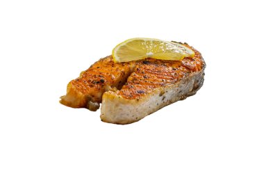 Limonlu ızgara somon bifteği ve beyaz bir arka planda izole edilmiş. Kapat.