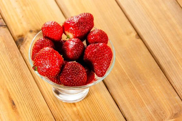 Montón Fresas Frescas Jarrón Vidrio Sobre Fondo Madera Cerca Profundidad — Foto de Stock