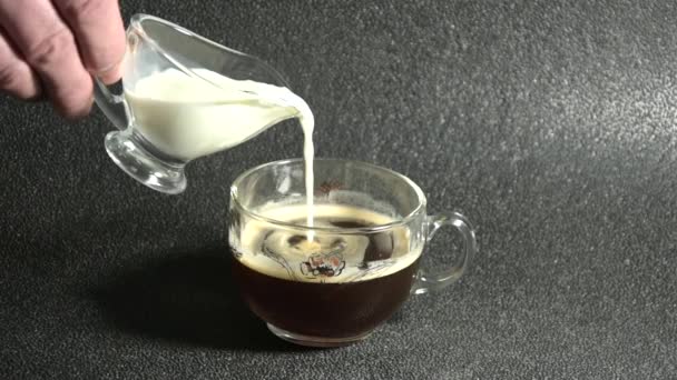 Slow Motion Hälla Mjölk Eller Kaffe Grädde Svart Kaffe Närbild — Stockvideo