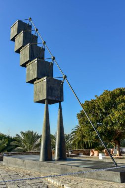 Palma de Mallorca, İspanya - 8 Ocak 2019: Balearic Adaları 'ndaki Palma de Mallorca Modern Sanatlar Müzesi' nde ünlü mimar Santiago Calatrava tarafından yapılan Heykel Trawler