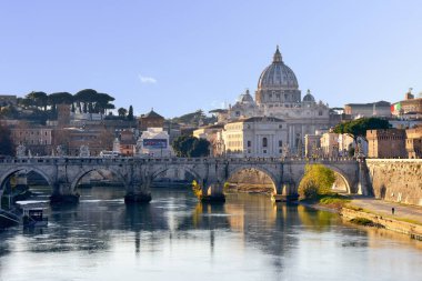 St. Peter Bazilikası ve Kutsal Melek köprüsünün alacakaranlıkta görüntüsü.