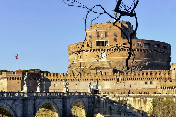 神聖天使の城とローマ イタリアの青空を背景に天使の美しい彫刻と橋 — ストック写真