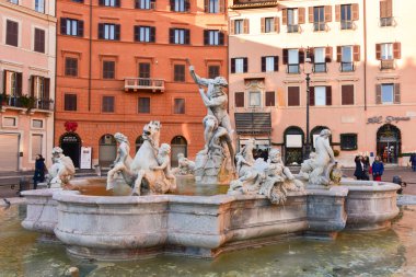 Roma, İtalya - 11 Ocak 2019: Roma, İtalya 'da Piazza Navona Meydanı. Neptune Çeşmesi. Roma mimarisi ve simgesi