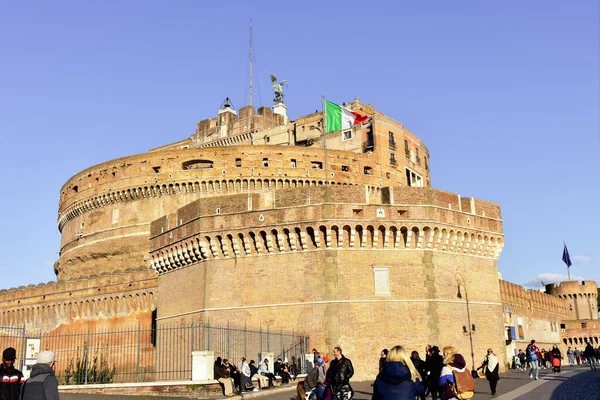 ローマ イタリア 2019年1月11日 古代ローマに建てられたサンタンジェロ城またはハドリアヌスの墓は 現在イタリアの有名な観光スポットです — ストック写真