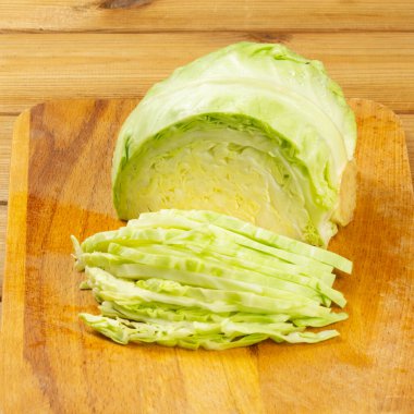 Kesme tahtasında dilimlenmiş lahana. Ahşap arkaplan