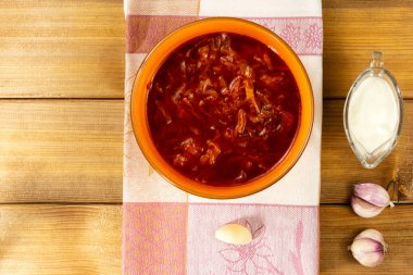 Portakal kabında vejetaryen çorbası. Vejetaryen yemeği. Sağlıklı bir yaşam tarzı. Uzayı kopyala Üst görünüm