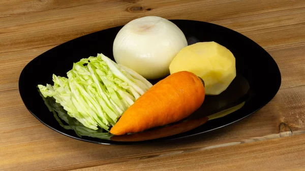 Ingredientes Salada Borsch Batatas Cenouras Repolho Cebolas Uma Chapa Preta — Fotografia de Stock