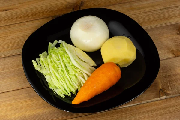 Ingredientes Salada Borsch Batatas Cenouras Repolho Cebolas Uma Chapa Preta — Fotografia de Stock