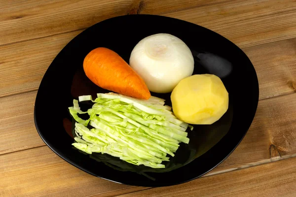 Ingredientes Salada Borsch Batatas Cenouras Repolho Cebolas Uma Chapa Preta — Fotografia de Stock