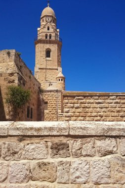 Üst katın çatısı, aynı zamanda 