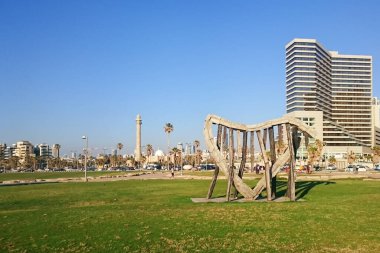 Tel Aviv, İsrail - 8 Mayıs 2015: Taş ve ahşaptan yapılmış bir kalbin heykeli. Aşkın sembolü Charles Clor Park