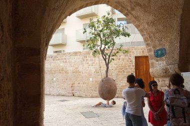 Tel Aviv, İsrail - 19 Ekim 2018 Ran Morin 'in Yüzen Portakal Ağacı