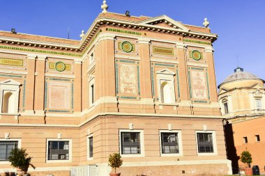 Roma, İtalya 'daki Vatikan Müzeleri ve Vatikan Bahçeleri' ne giriş noktası olan Pinacoteca Galerisi 'nin önündeki Square Garden manzarası