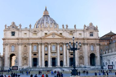 Roma, İtalya - 12 Ocak 2019: Aziz Peter Meydanı ve Vatikan 'daki Aziz Peter Bazilikası