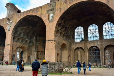 Roma, İtalya - 13 Ocak 2019: Maxentius ve Constantine Bazilikası ile Roma forumunun kalıntıları