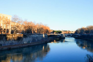 Günbatımında Trastevere bölgesinde Tiber Nehri, Roma, İtalya