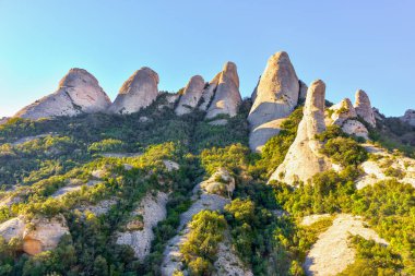 Güneşli bir günde İspanya 'nın Katalonya' daki Montserrat dağları. Çok ilginç kayalar..
