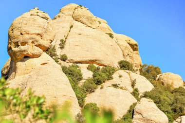 Güneşli bir günde İspanya 'nın Katalonya' daki Montserrat dağları. Çok ilginç kayalar..