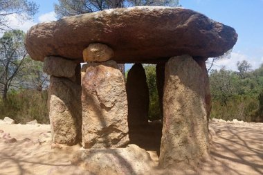 4000 yaşındaki Dolmen Pedra Gentil, İspanya 'nın Katalonya şehrinde sıradışı kökleri olan ağaçların arasında yer almaktadır.