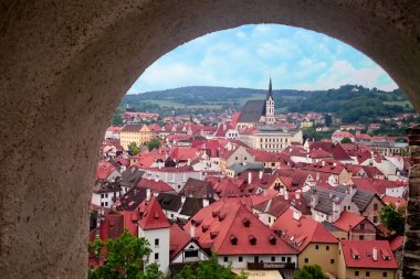 Güzel şehir Cesky Krumlov 'un panoramik manzarası. Şatosu ve kilisesi Çek Cumhuriyeti Vltava nehrinde.
