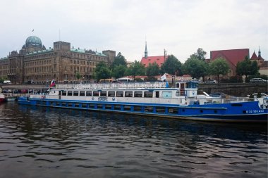 Çek Cumhuriyeti Prag 'daki Charles Köprüsü' nü geçtikten sonra Vltava Nehri 'nde bir gezi teknesinde yürüyün.