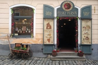 Krumlov, Çek Cumhuriyeti - 26 Mayıs 2015: Cesky Krumlov kentindeki mağazaya alışılmadık giriş