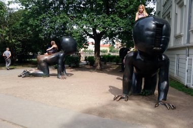 Prag, Çek Cumhuriyeti - 31 Mayıs 2015: Çek sanatçı David Cerna 'nın bebeklerini süründüren büyük bronz çocuk heykelleri. Prag 'daki Kampa adasına park et.