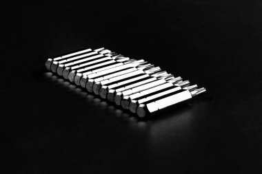 Tornavida veya matkap için sert metal parçalarının yakın çekim koleksiyonu