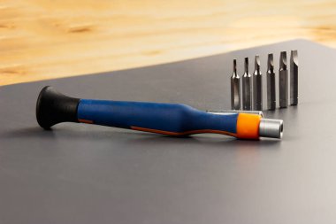 Tornavida veya matkap için sert metal parçalarının yakın çekim koleksiyonu