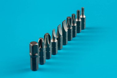 Tornavida veya matkap için sert metal parçalarının yakın çekim koleksiyonu