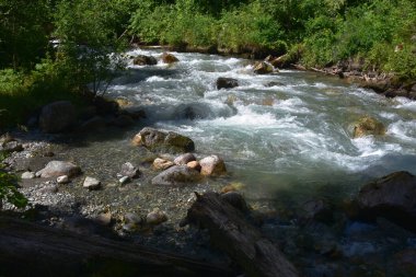 Yaz mevsiminde bir sabah küçük bir nehir Kafkasya dağ sırası