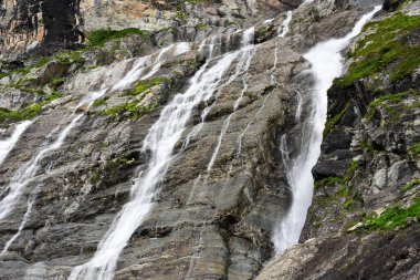 Kafkas dağlarında güzel şelaleler. Sağlıklı yaşam tarzı, turizm.