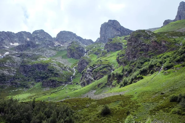 Piękny Widok Kaukaz Tle Wodospady Śnieżnych Szczytów Kaukazu — Zdjęcie stockowe