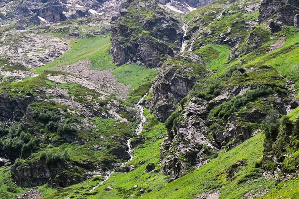 夏の山の緑の草と青空の風景 コーカサス山脈 — ストック写真