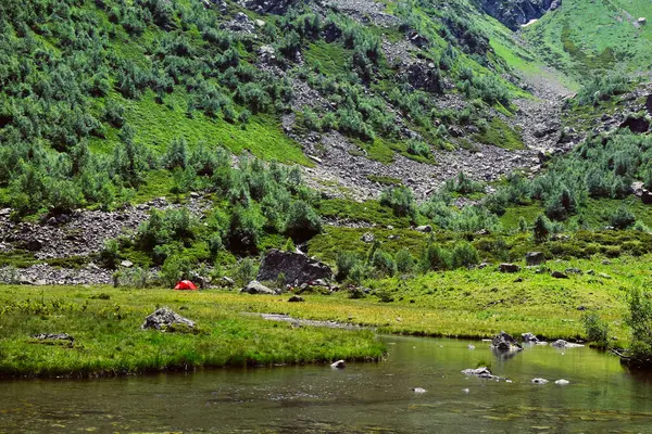 Mała Rzeka Sezonie Letnim Rano Łańcuch Górski Kaukazu — Zdjęcie stockowe