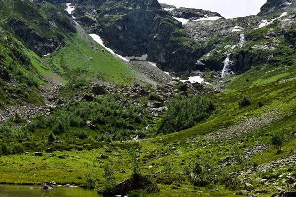 Krásný Výhled Kavkaz Pozadí Jsou Vodopády Zasněžených Vrcholků Kavkazu — Stock fotografie