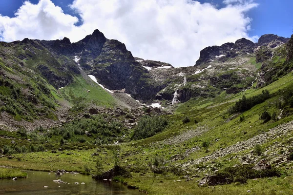 Piękny Widok Kaukaz Tle Wodospady Śnieżnych Szczytów Kaukazu — Zdjęcie stockowe