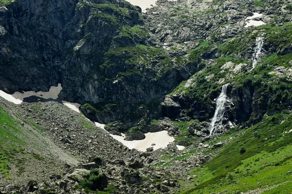 Krásný Výhled Kavkaz Pozadí Jsou Vodopády Zasněžených Vrcholků Kavkazu — Stock fotografie