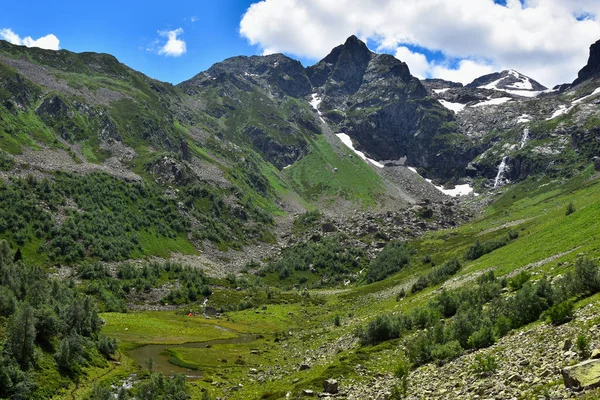 Letní Hory Zelená Tráva Modrá Obloha Krajina Kavkazské Hory — Stock fotografie