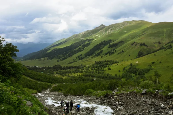 Arkhyz Rusko Července 2018 Turisté Horské Řeky Kavkaze Pozadí Jsou — Stock fotografie