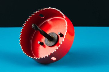 Tahtada delik açmak için testere. Tahtada büyük delikler açıyor.