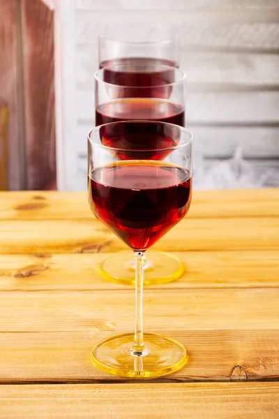 Drei Gläser Rotwein Auf Einem Hölzernen Hintergrund Geringe Schärfentiefe Unklarer — Stockfoto