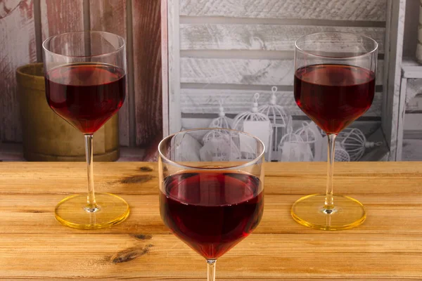 Drei Gläser Rotwein Auf Einem Hölzernen Hintergrund Geringe Schärfentiefe Unklarer — Stockfoto