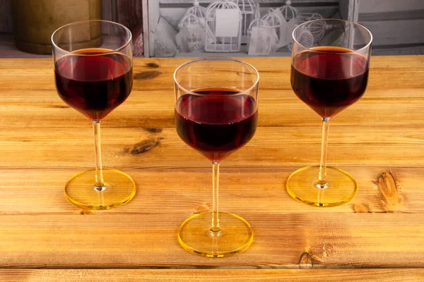 Drei Gläser Rotwein Auf Einem Hölzernen Hintergrund Geringe Schärfentiefe Unklarer — Stockfoto