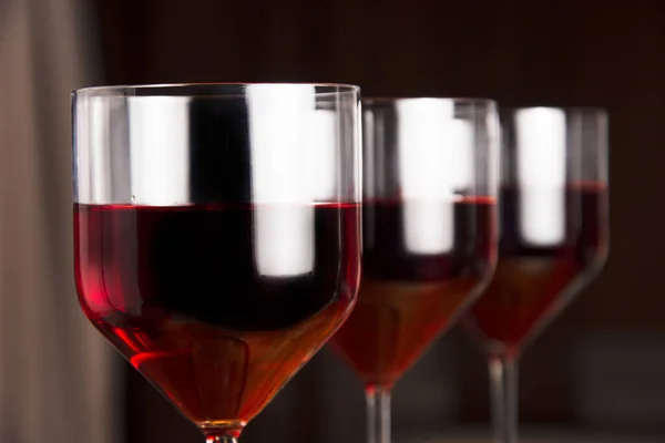Drei Gläser Rotwein Auf Dunklem Hintergrund Geringe Schärfentiefe Unklarer Hintergrund — Stockfoto