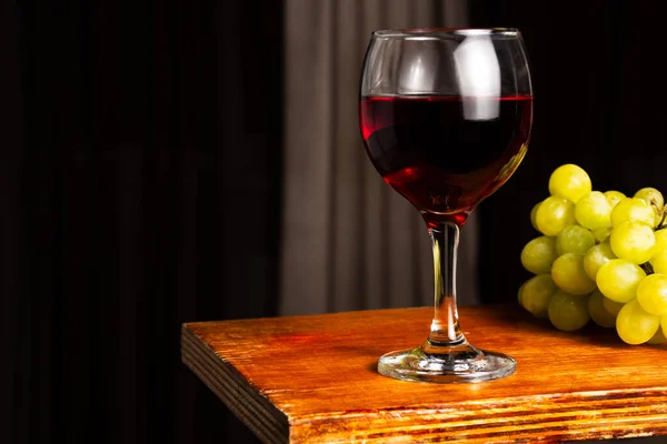 Ein Glas Rotwein Und Trauben Auf Einer Hölzernen Theke Mit — Stockfoto