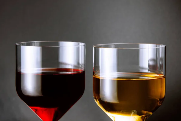 Glas Rotwein Und Glas Weißwein Auf Grauem Hintergrund — Stockfoto