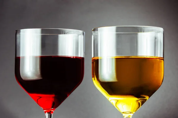 Glas Rotwein Und Glas Weißwein Auf Grauem Hintergrund — Stockfoto