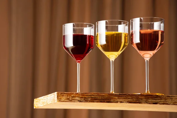 Ein Glas Rotwein Ein Glas Weißwein Einem Glas Rosenwein Auf — Stockfoto