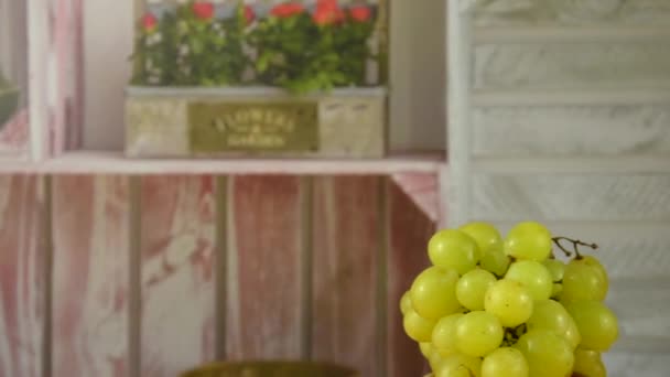 Caméra Tourne Autour Verre Vin Bouquet Raisins Gros Plan Sur — Video